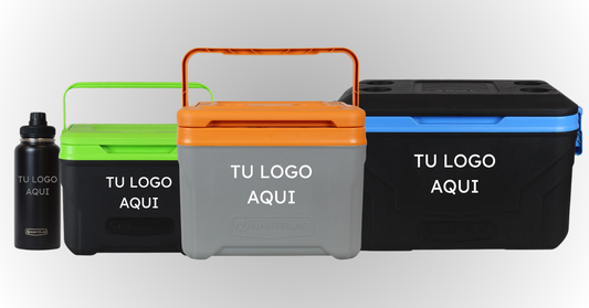 Hielera promocional personalizada con logotipo de empresa, fabricada por Hartplas. Regalo corporativo ideal para activaciones y fidelización de clientes.