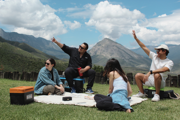 Grupo de amigos camping hielera Hartplas